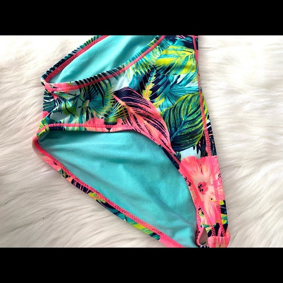 *sold* Sexy Tropical Bikini Set - Picture 5 of 11